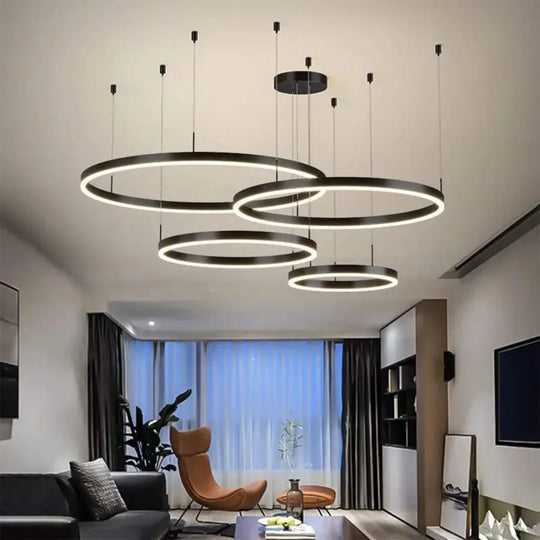 Függesztett LED-csillár távirányítóval ADELAIDA 226W, 4 kör, hideg/meleg/semleges fény, szabályozható, fekete, állítható magasságú modern csillárok alapértelmezett cím Alessandro Design