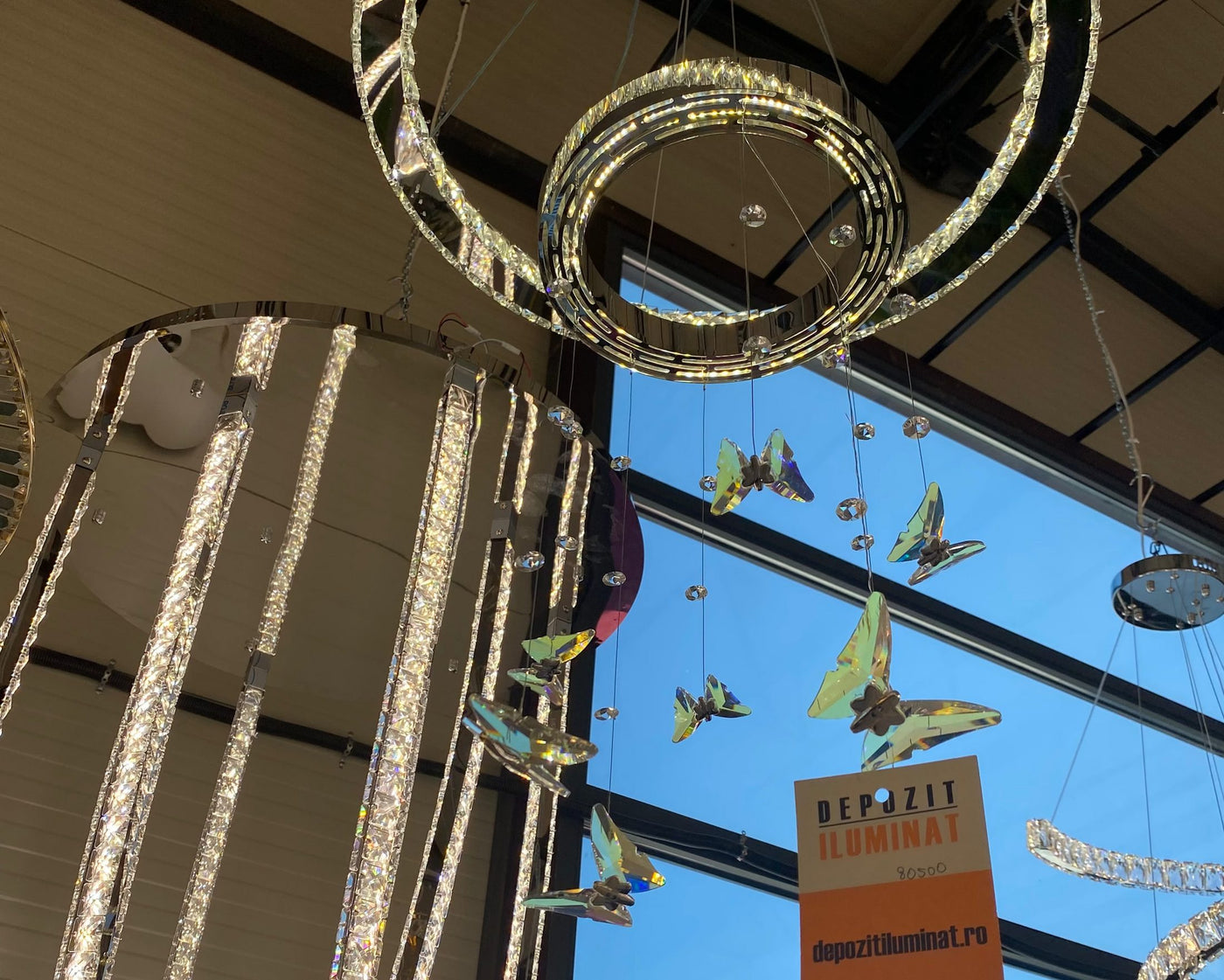 LED-gyűrűk és kristályfüggők közelről, a tetőablak alatt